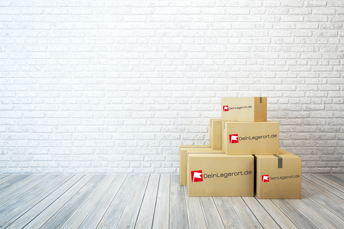 Umzugskartons mit DeinLagerort-Logo vor einer hellen Backsteinwand