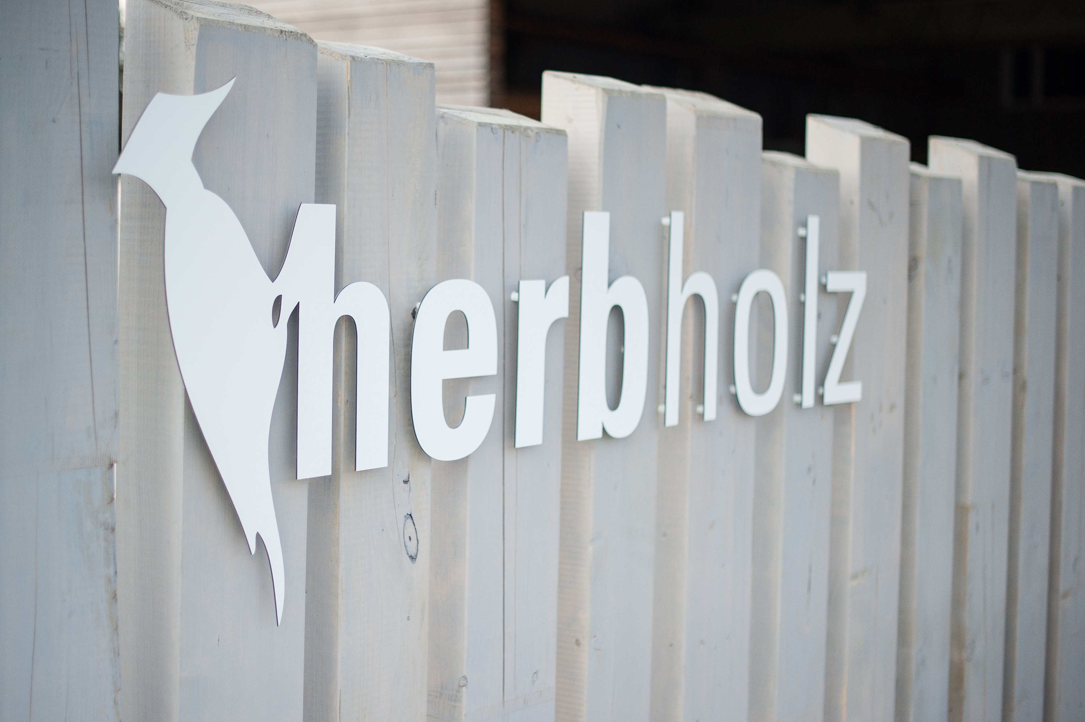 herbholz-Schriftzug an einer Holzfassade